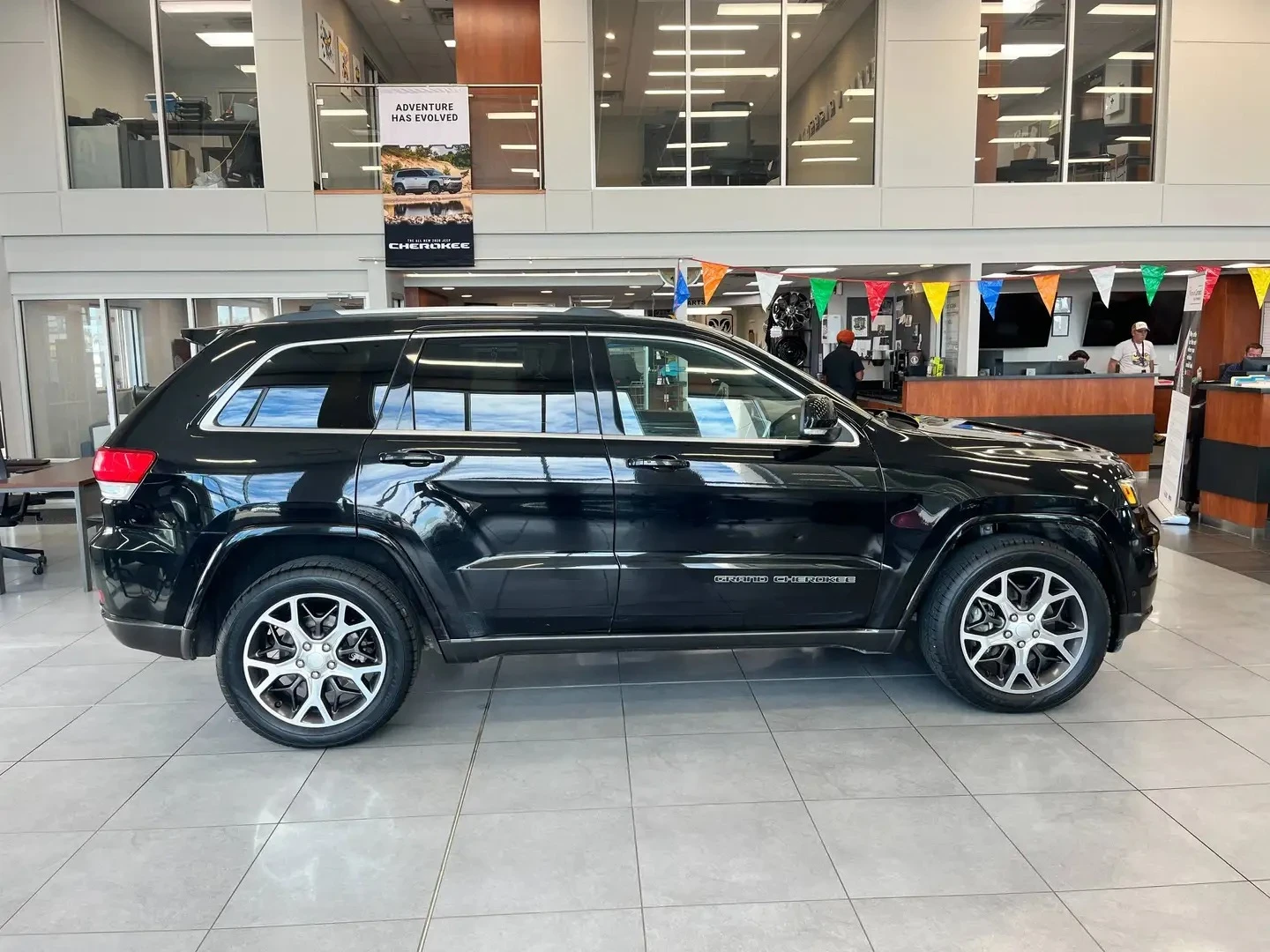Jeep Grand cherokee Sterling Edition | 5.7 Hemi| CARFAX| Дилър на Dodg, снимка 4 - Автомобили и джипове - 56183975