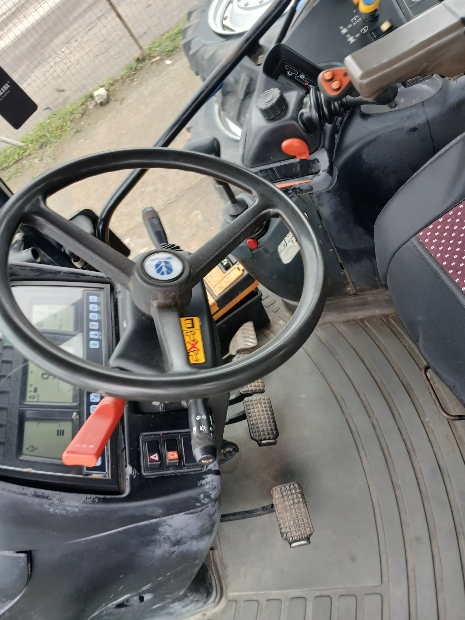 Трактор New Holland ТМ165, снимка 4 - Селскостопанска техника - 56063875