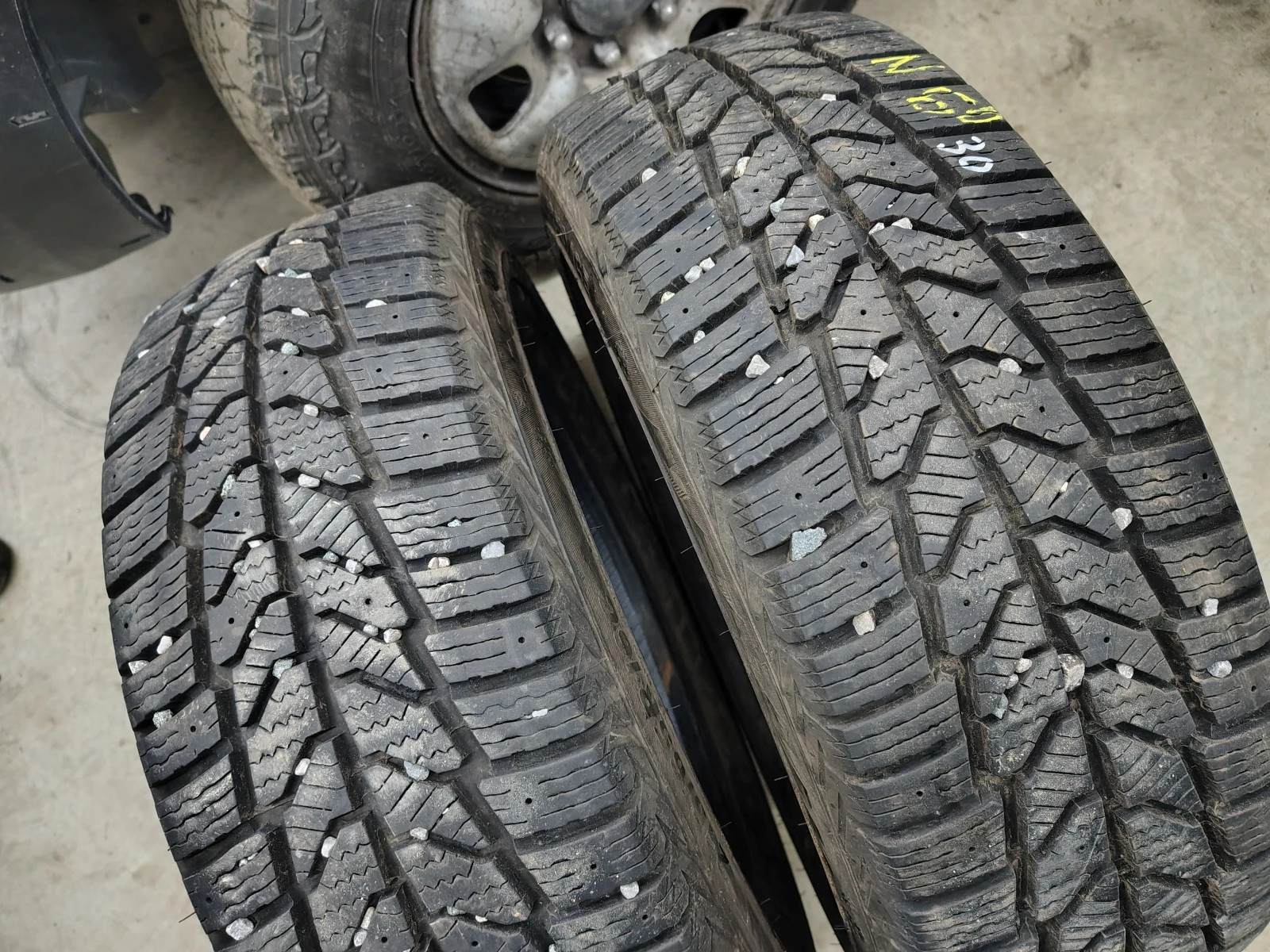 Гуми Зимни 215/65R16, снимка 2 - Гуми и джанти - 54103350