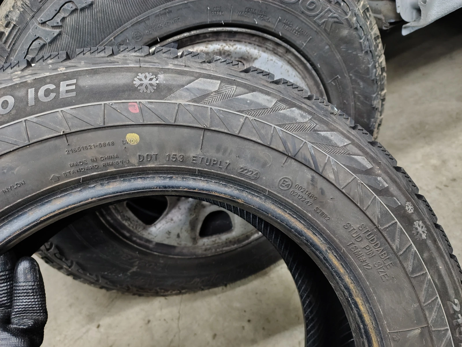 Гуми Зимни 215/65R16, снимка 5 - Гуми и джанти - 54103350