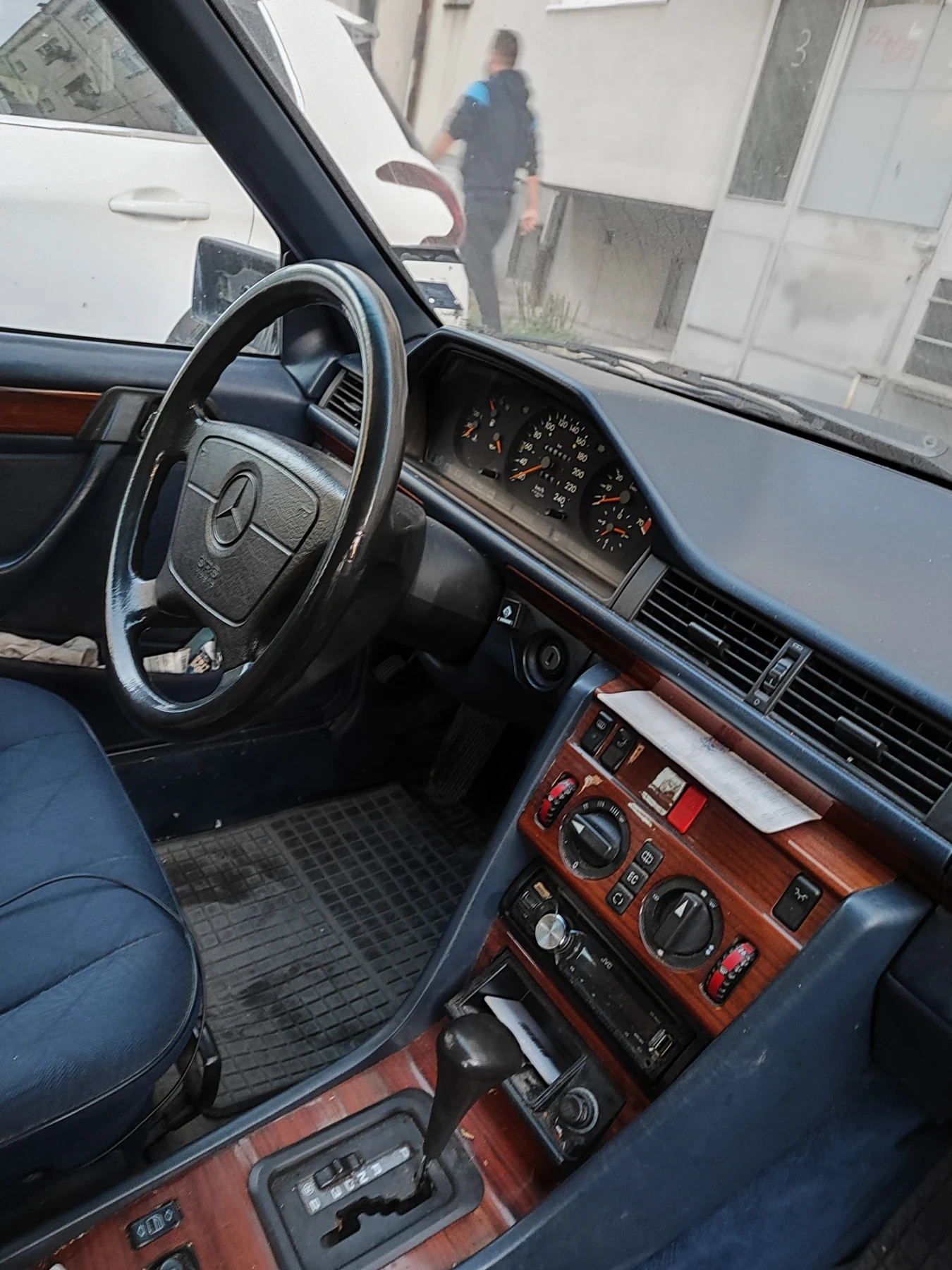 Mercedes-Benz E 220  - изображение 3