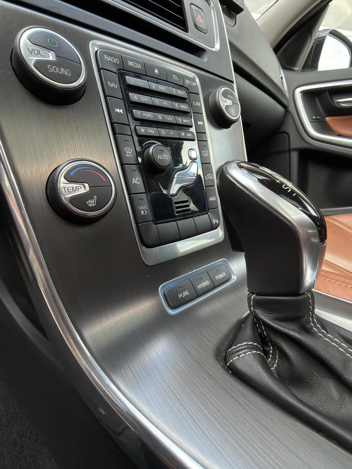 Volvo V60 2.4 D6 AWD Plug-In Hybrid Ultimate - изображение 10