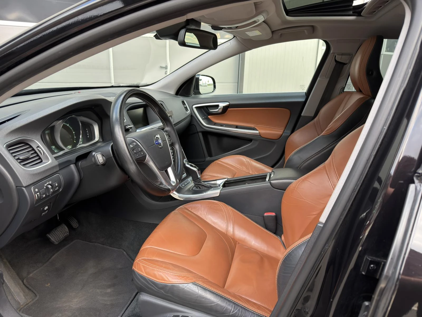 Volvo V60 2.4 D6 AWD Plug-In Hybrid Ultimate - изображение 5