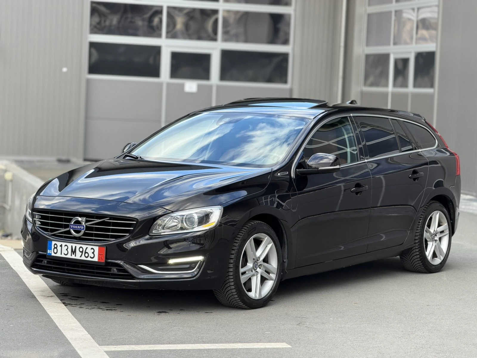 Volvo V60 2.4 D6 AWD Plug-In Hybrid Ultimate - изображение 2