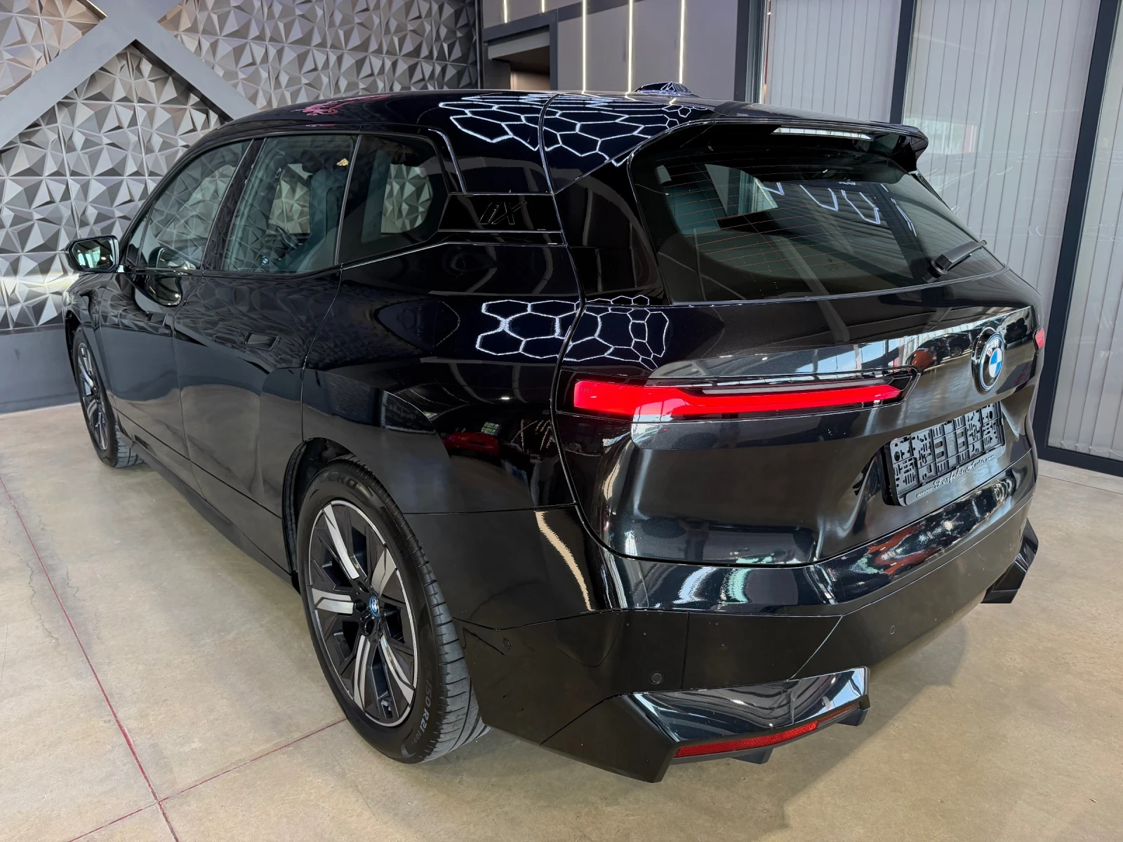 BMW iX 40 xDrive * HARMAN/KARDON* HEAD UP * M PACKET * 36, снимка 3 - Автомобили и джипове - 55027079