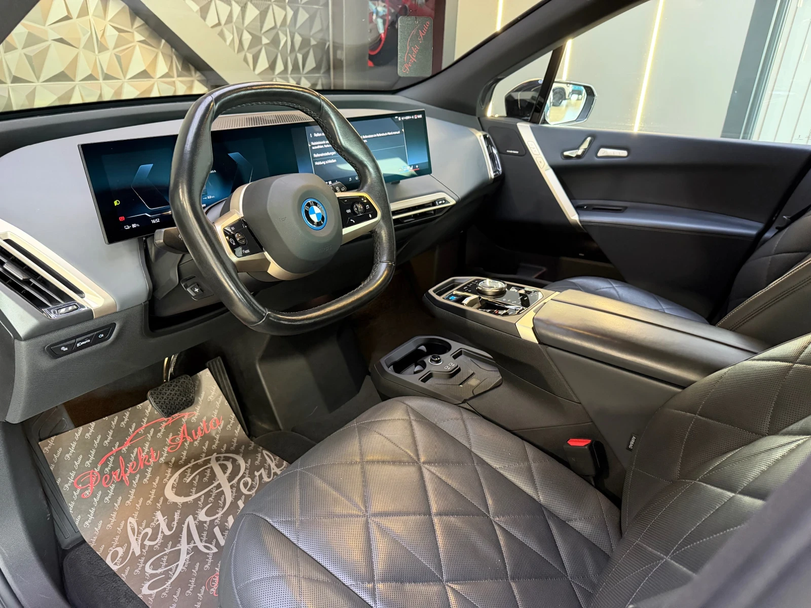 BMW iX 40 xDrive * HARMAN/KARDON* HEAD UP * M PACKET * 36, снимка 8 - Автомобили и джипове - 55027079
