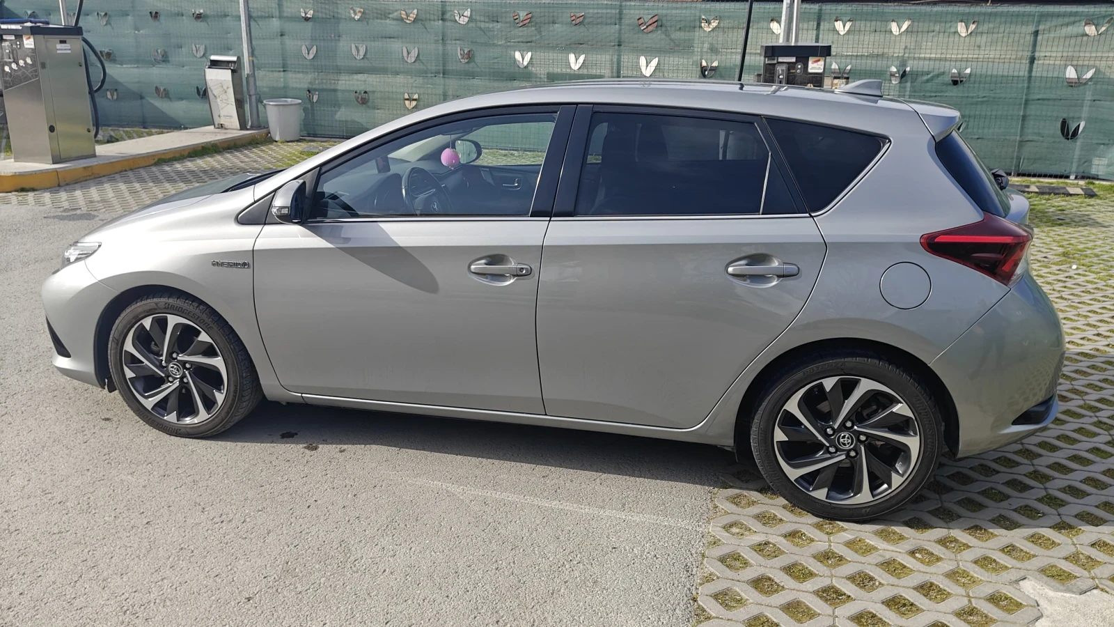 Toyota Auris 1.8 HYBRID / FACELIFT / NAVI / CAMERA / EURO 6B, снимка 9 - Автомобили и джипове - 55234379