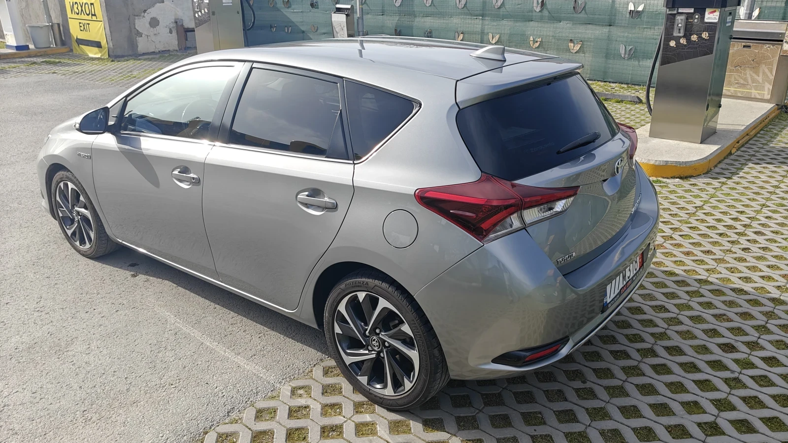 Toyota Auris 1.8 HYBRID / FACELIFT / NAVI / CAMERA / EURO 6B, снимка 8 - Автомобили и джипове - 55234379