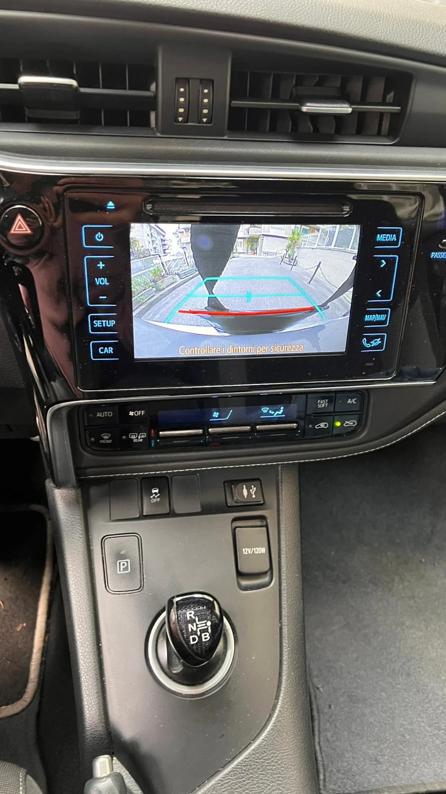 Toyota Auris 1.8 HYBRID / FACELIFT / NAVI / CAMERA / EURO 6B, снимка 12 - Автомобили и джипове - 55234379