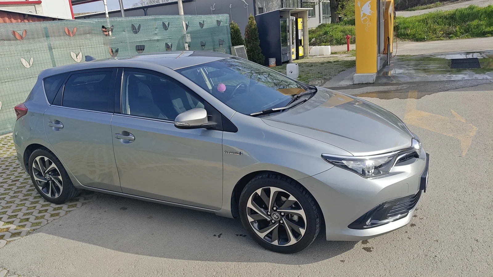 Toyota Auris 1.8 HYBRID / FACELIFT / NAVI / CAMERA / EURO 6B, снимка 3 - Автомобили и джипове - 55234379