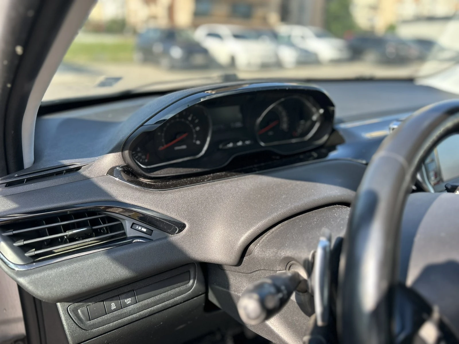 Peugeot 208 1.4eHDI - AВТОМАТИК, снимка 12 - Автомобили и джипове - 55305554