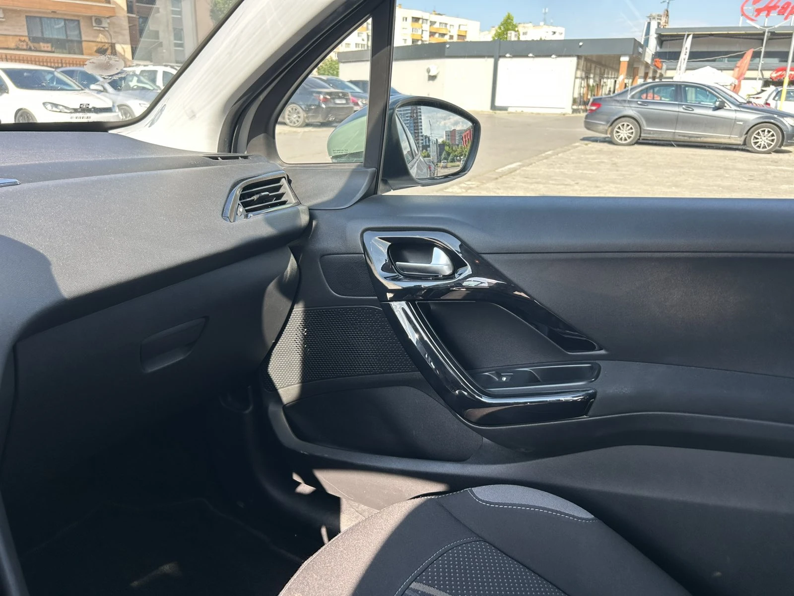 Peugeot 208 1.4eHDI - AВТОМАТИК, снимка 14 - Автомобили и джипове - 55305554