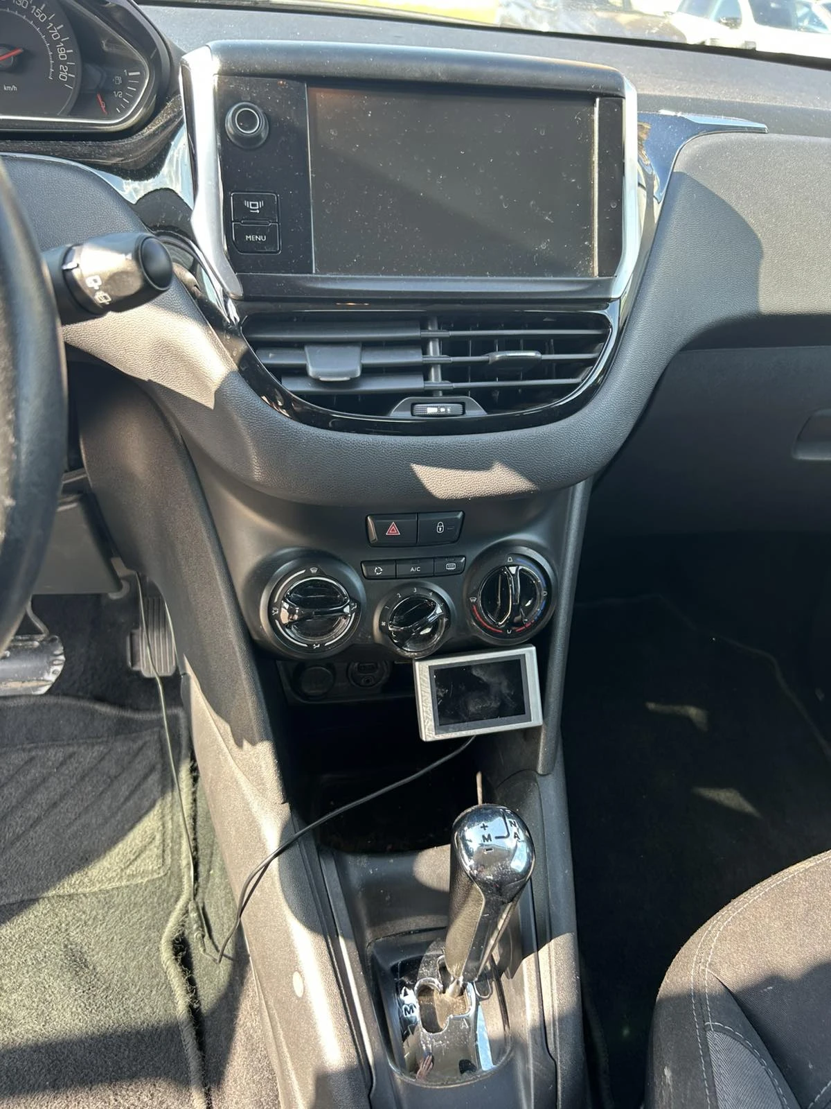 Peugeot 208 1.4eHDI - AВТОМАТИК, снимка 10 - Автомобили и джипове - 55305554