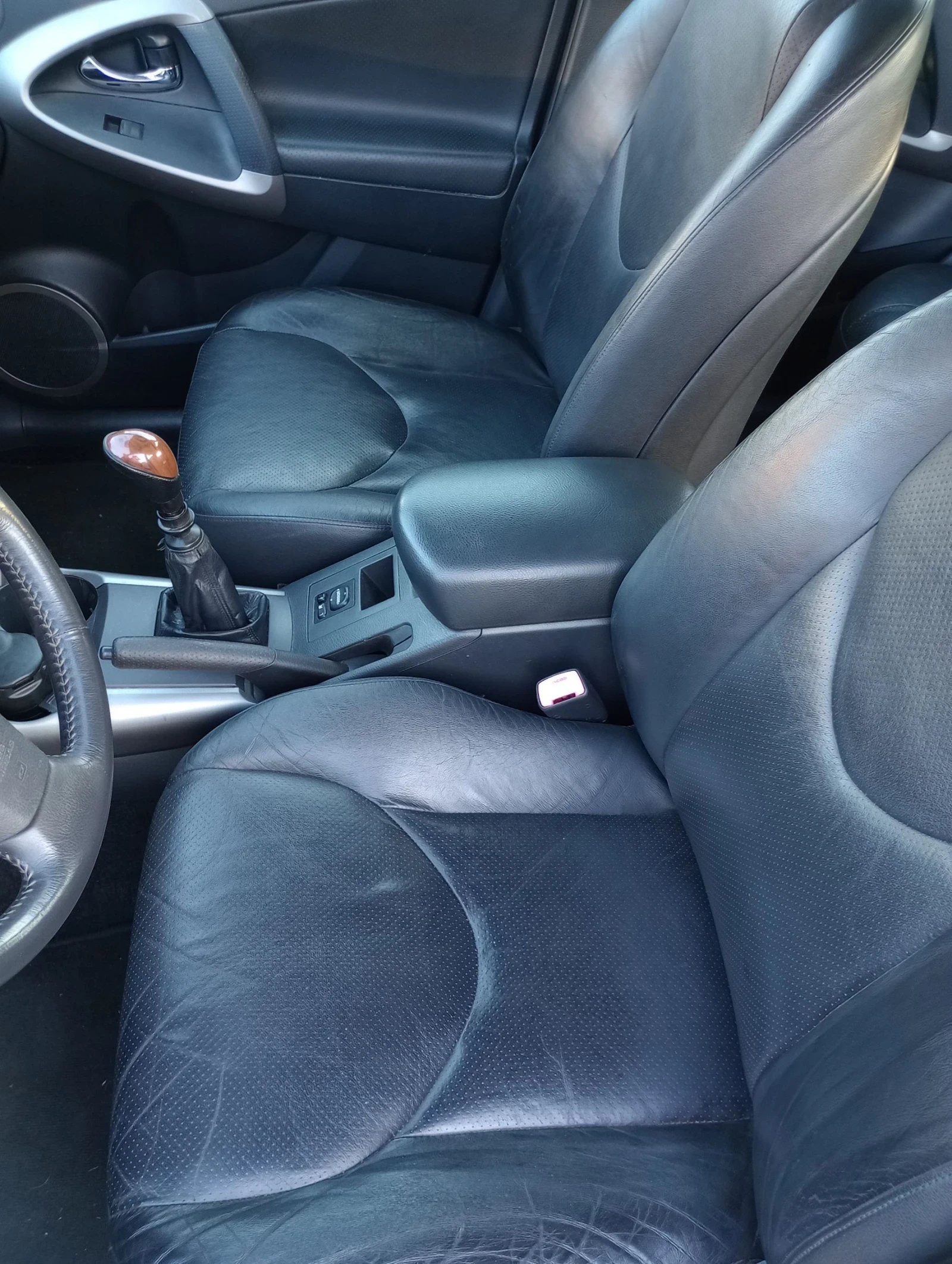 Toyota Rav4 2.2 D-4D 136k Luxuri - изображение 7