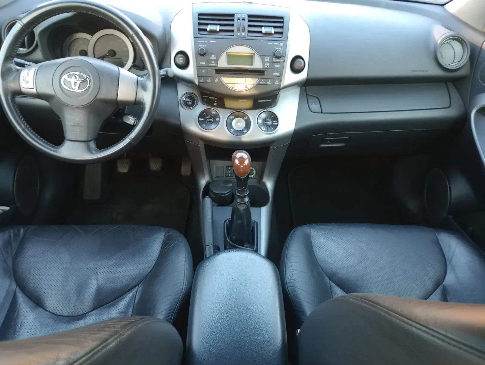 Toyota Rav4 2.2 D-4D 136k Luxuri - изображение 10