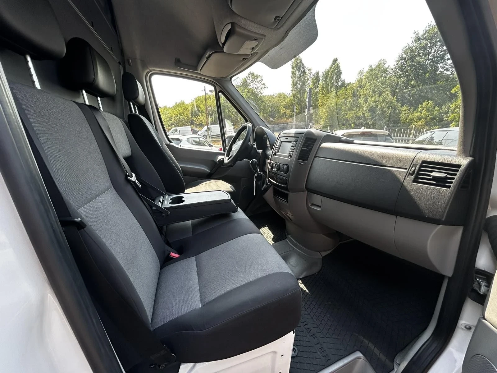 VW Crafter 2.0 TDI  140K Моб. Сервиз , снимка 14 - Бусове и автобуси - 55706847
