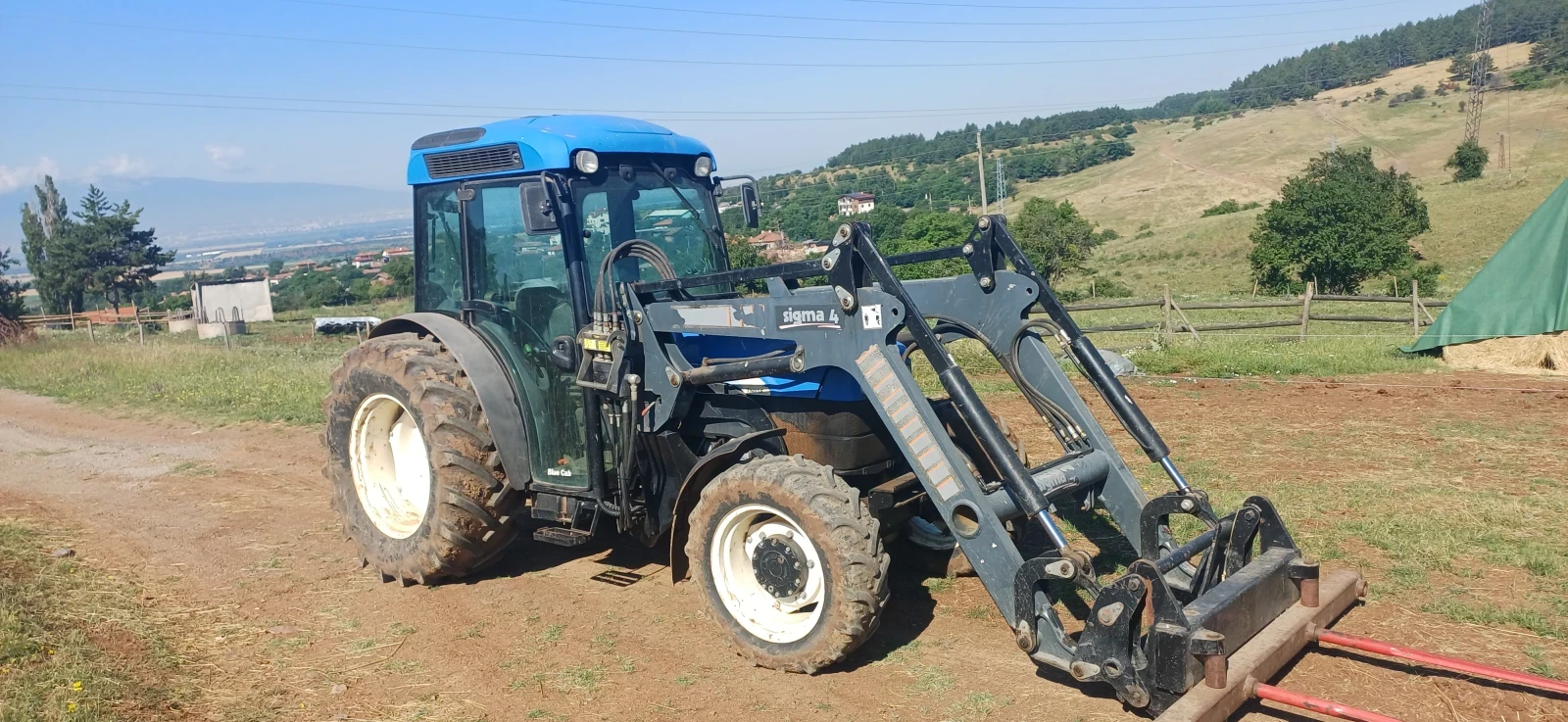 Трактор New Holland TN85FA