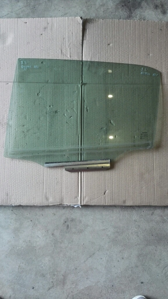 Стъкло врата задно ляво Тойота Аурис