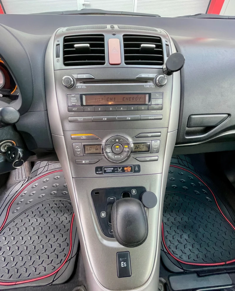 Toyota Auris Газ. инжекцион , снимка 12 - Автомобили и джипове - 53522643