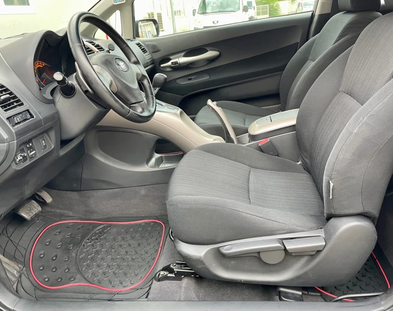 Toyota Auris Газ. инжекцион , снимка 15 - Автомобили и джипове - 53522643