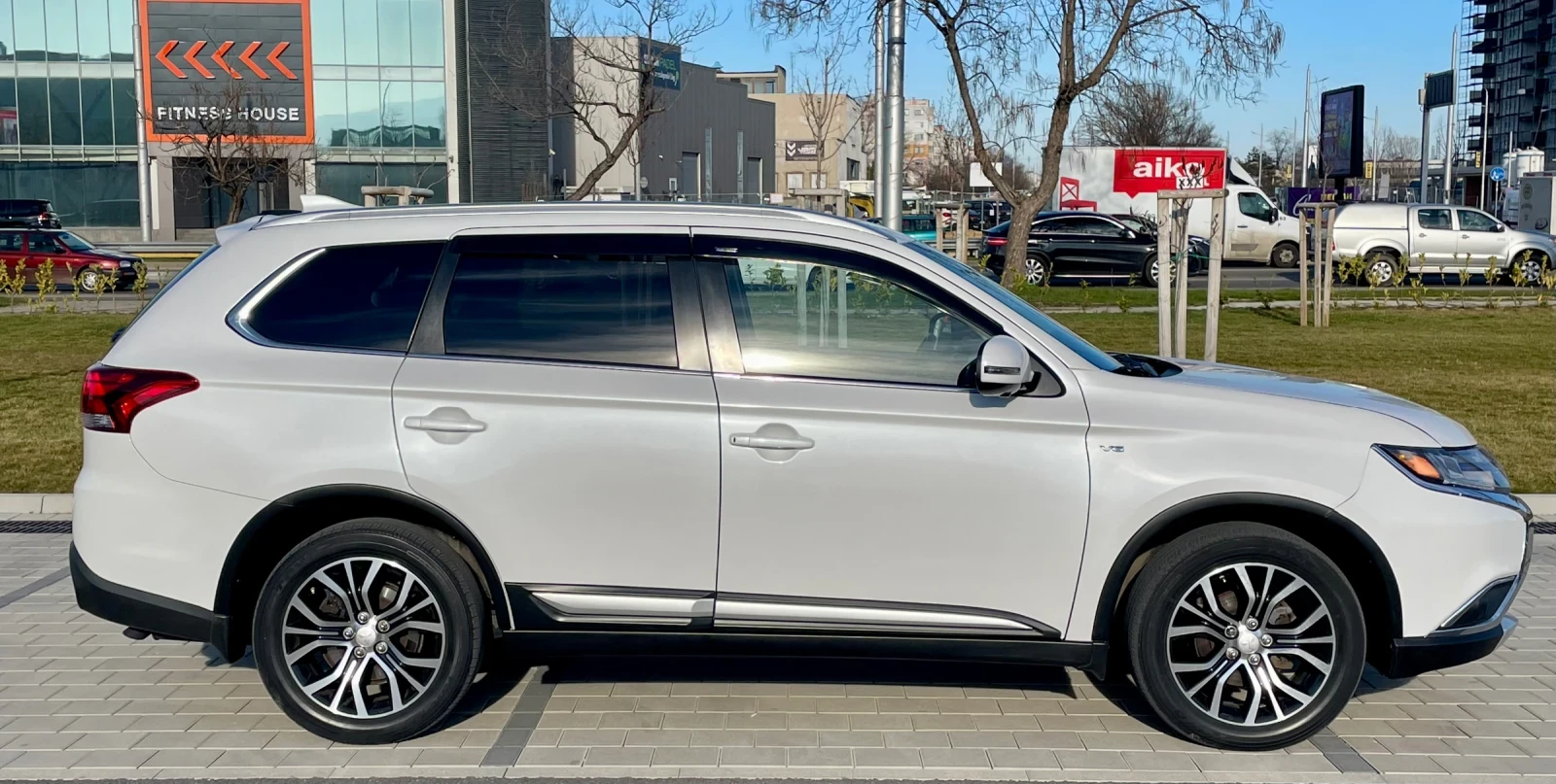 Mitsubishi Outlander GT 3.0 V6 Full, снимка 8 - Автомобили и джипове - 53522643