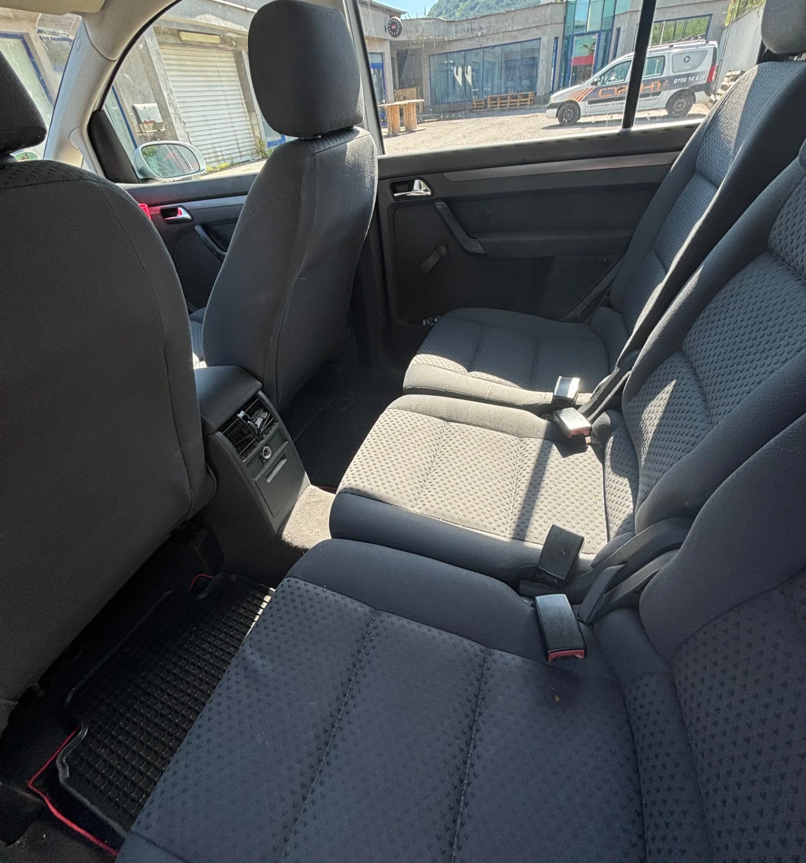 VW Touran 2.0, снимка 6 - Автомобили и джипове - 54595394