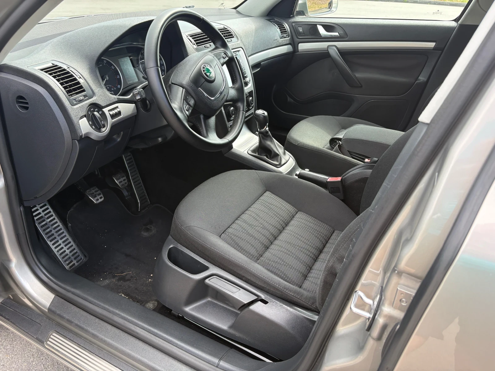 Skoda Octavia 1.8TSI, снимка 8 - Автомобили и джипове - 54939713
