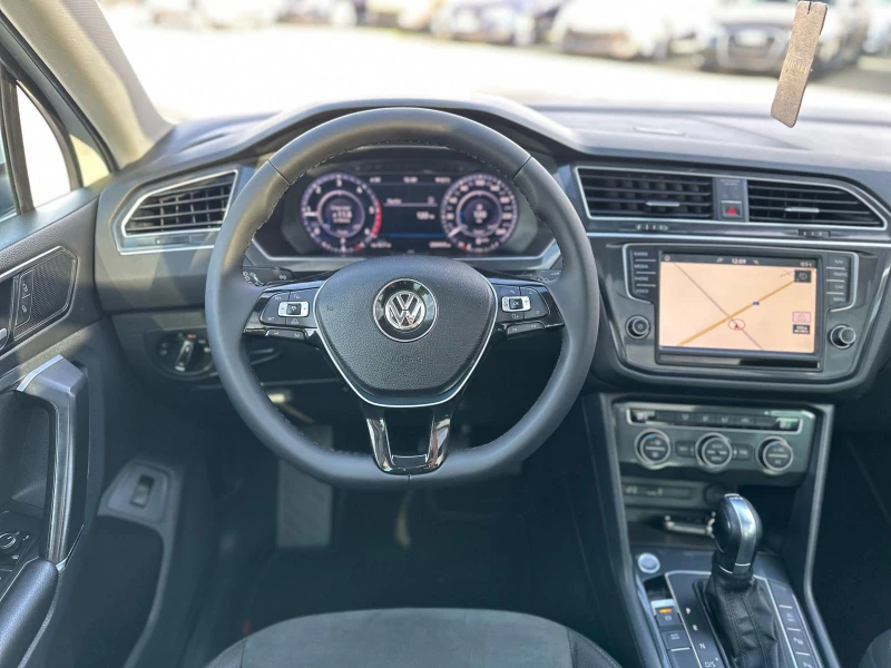 VW Tiguan / 2.0 TDI / PANORAMA / FULL LED / DIGITAL / TOP /, снимка 15 - Автомобили и джипове - 52890148