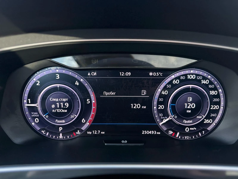 VW Tiguan / 2.0 TDI / PANORAMA / FULL LED / DIGITAL / TOP /, снимка 16 - Автомобили и джипове - 52890148