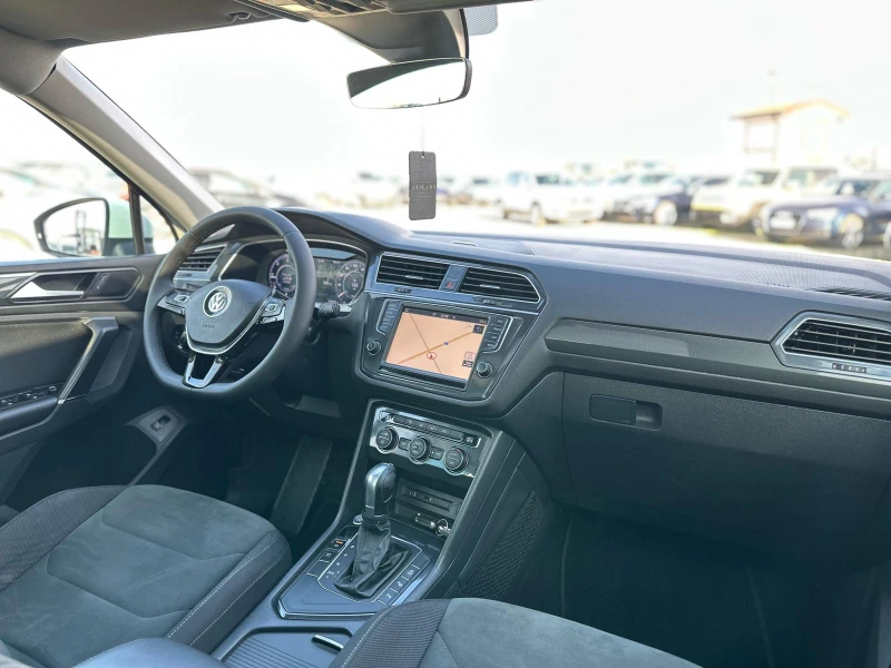 VW Tiguan / 2.0 TDI / PANORAMA / FULL LED / DIGITAL / TOP /, снимка 13 - Автомобили и джипове - 52890148