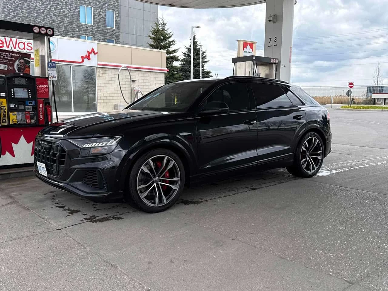 Audi SQ8 4.0 TFSI quattro/ОБДУХВАНЕ/ПАНОРАМА/ДИСТРОНИК/360, снимка 3 - Автомобили и джипове - 54483843