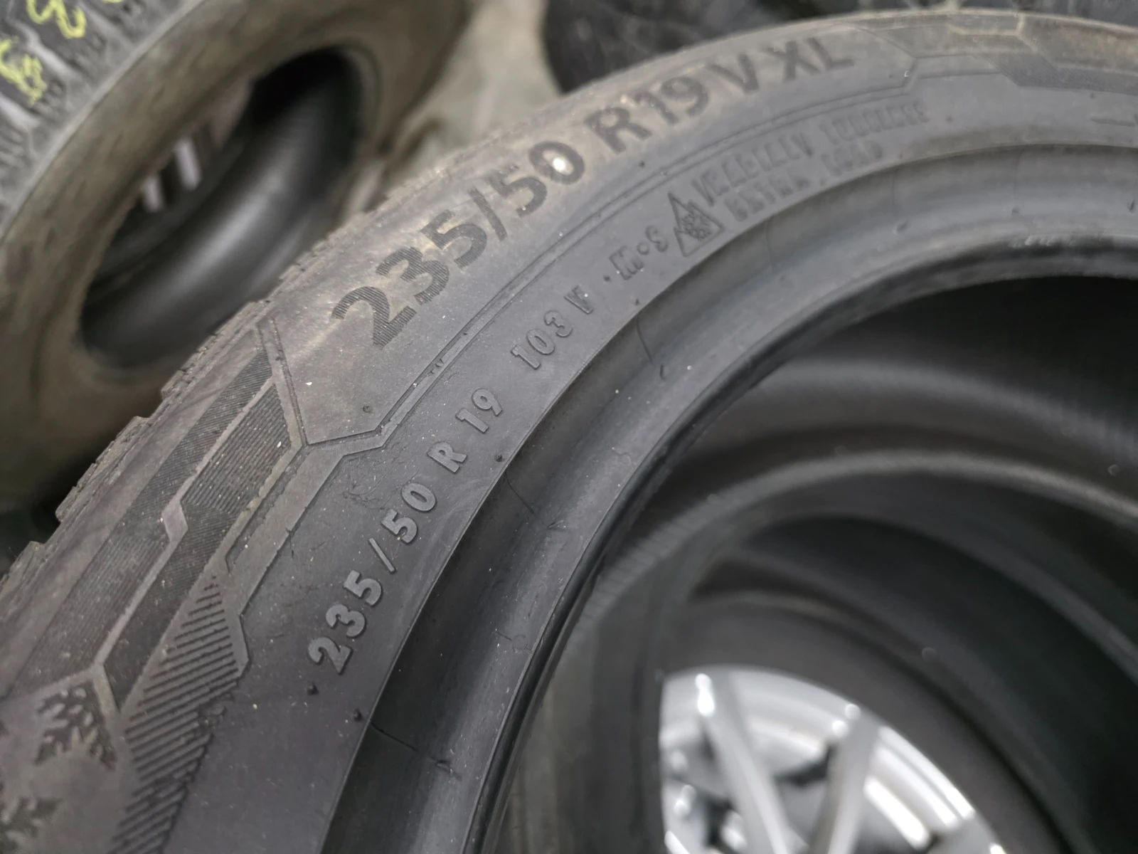 Гуми Зимни 235/50R19, снимка 5 - Гуми и джанти - 54633672