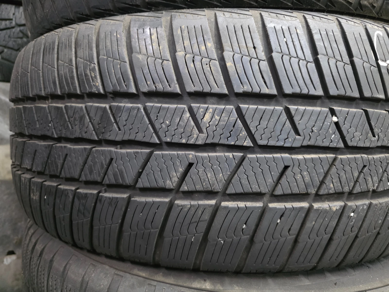 Гуми Зимни 235/50R19, снимка 2 - Гуми и джанти - 54633672
