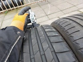 Гуми Летни 225/40R19, снимка 4 - Гуми и джанти - 41303394