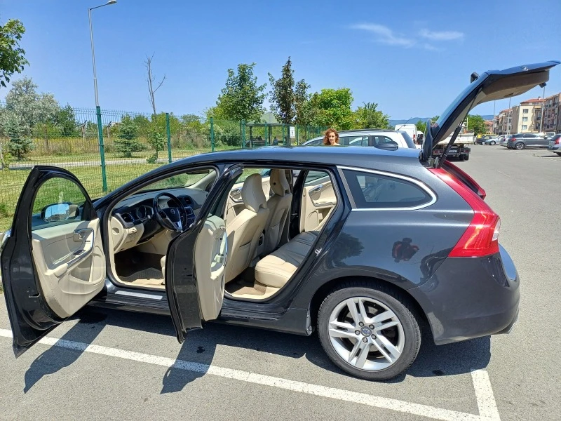 Volvo V60 D6 PHEV Summum, снимка 5 - Автомобили и джипове - 46989141