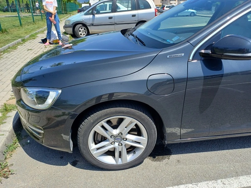 Volvo V60 D6 PHEV Summum, снимка 2 - Автомобили и джипове - 46989141