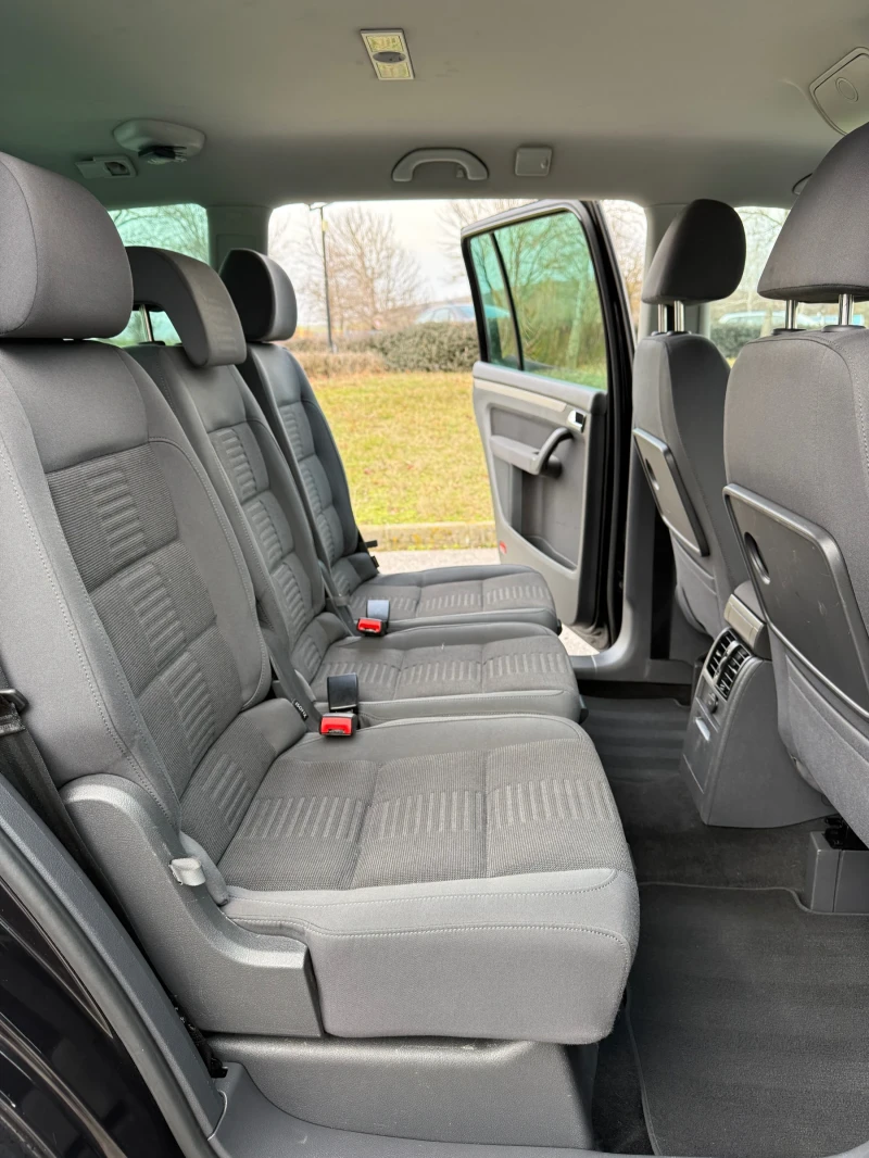 VW Touran 2.0TDI AVTOMAT, снимка 9 - Автомобили и джипове - 53310661