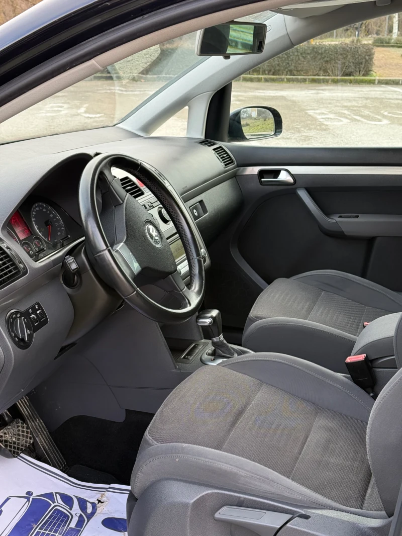 VW Touran 2.0TDI AVTOMAT, снимка 7 - Автомобили и джипове - 53310661