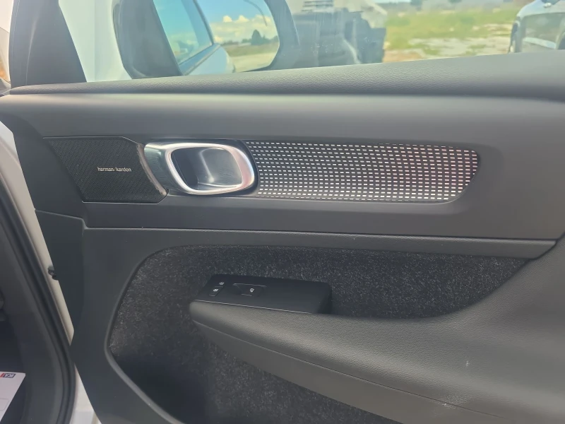 Volvo XC40 2.0Т 190кс R-Design, снимка 8 - Автомобили и джипове - 51552099