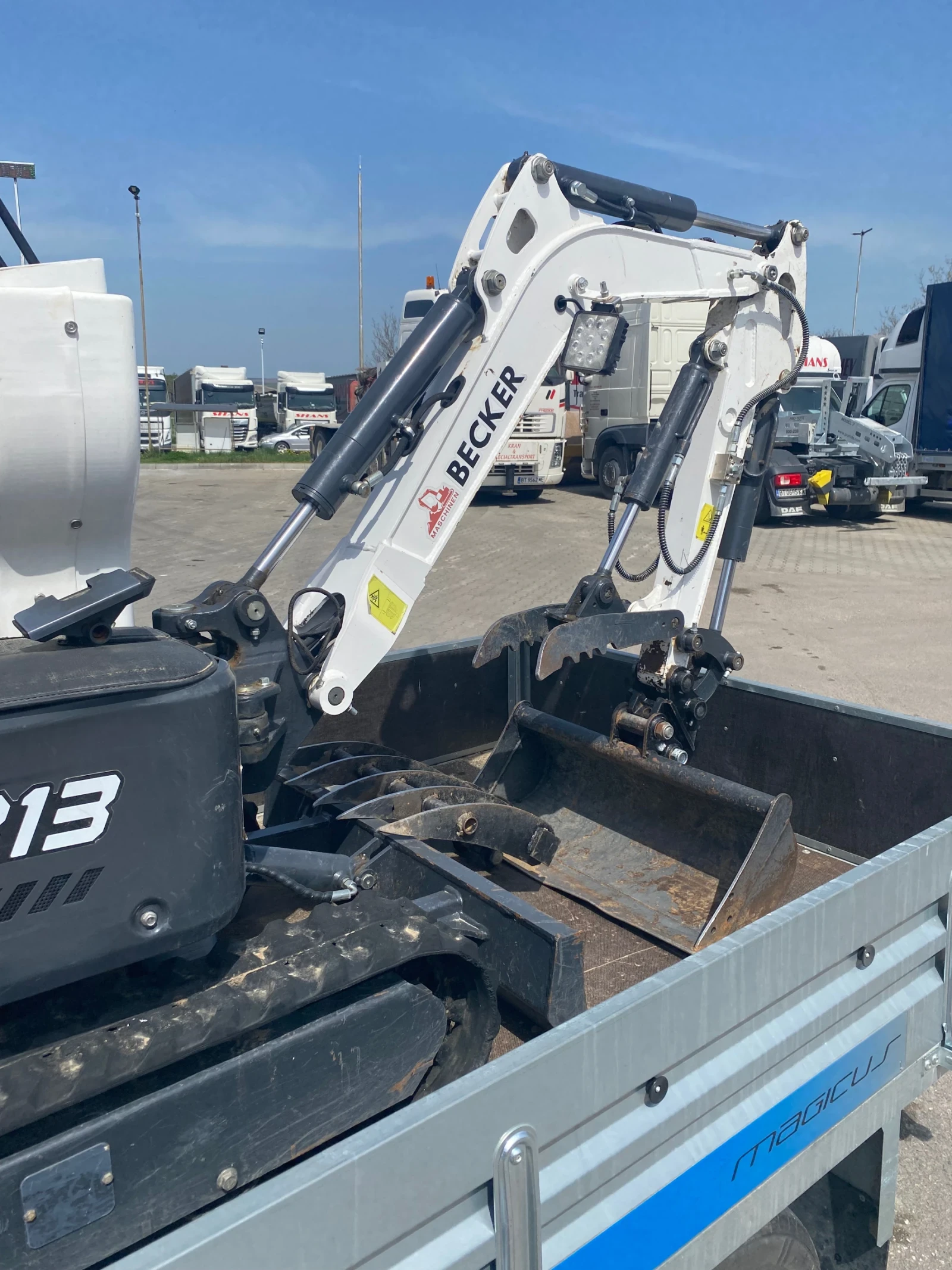 Багер Becker B13 B13 + ремарке, снимка 12 - Индустриална техника - 54217071