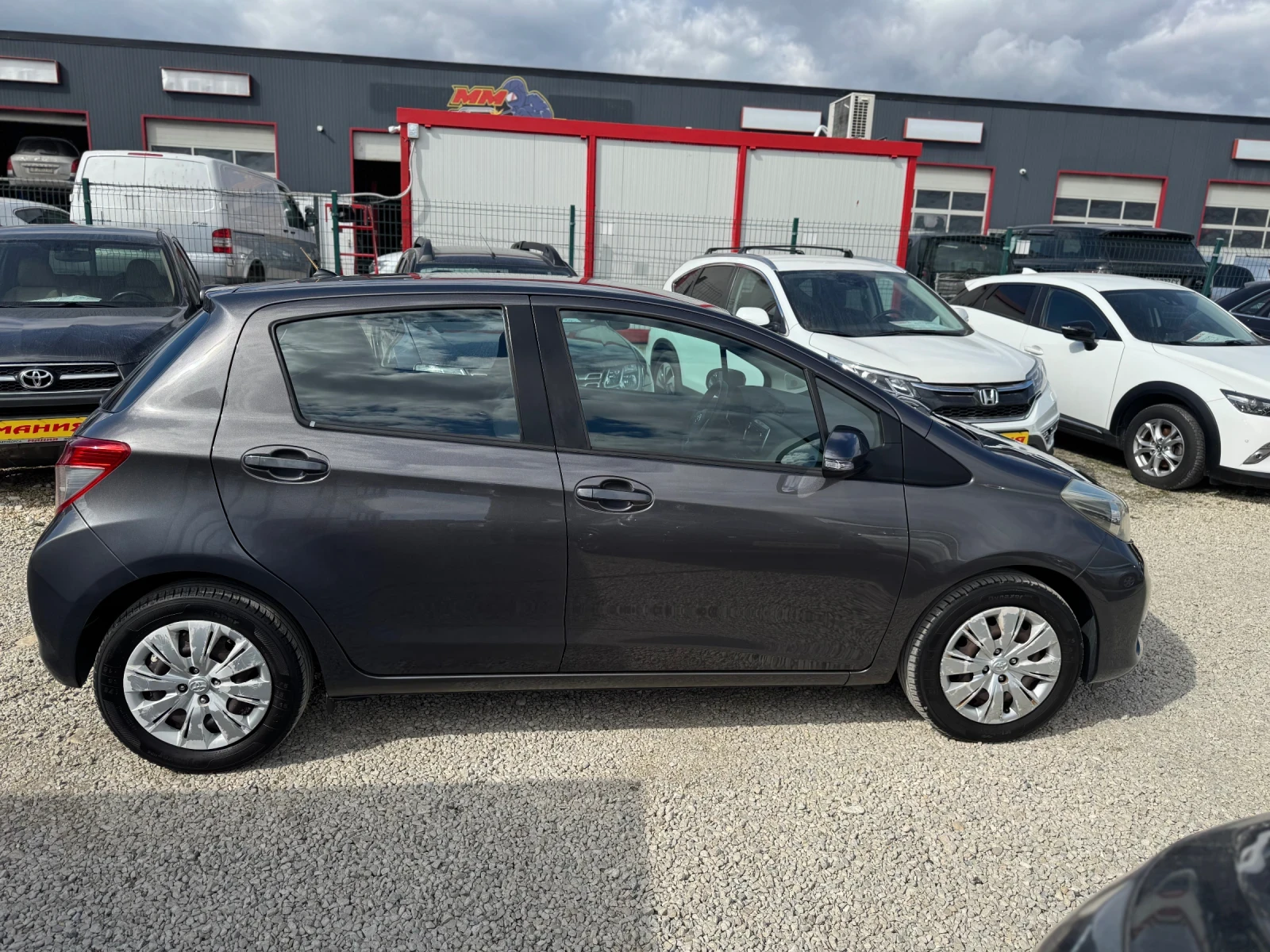Toyota Yaris 1.3 I, снимка 3 - Автомобили и джипове - 53762489