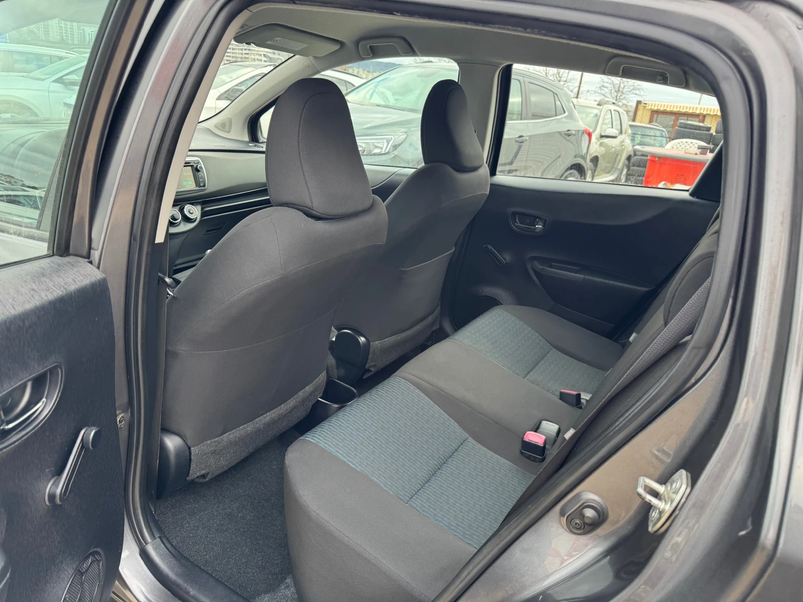 Toyota Yaris 1.3 I, снимка 15 - Автомобили и джипове - 53762489