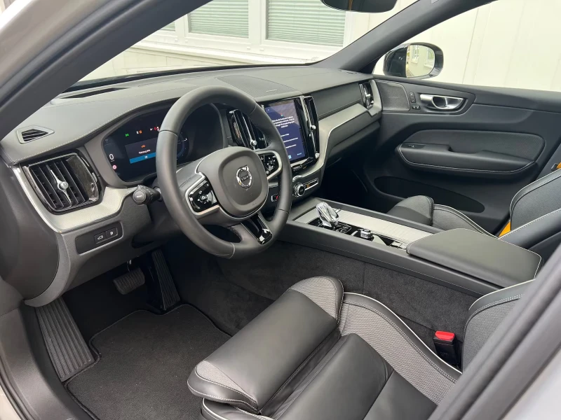 Volvo XC60 POLESTAR-ENGINEERED/455HP/AMBI/360/PANO/MEMO/618f, снимка 11 - Автомобили и джипове - 51417567