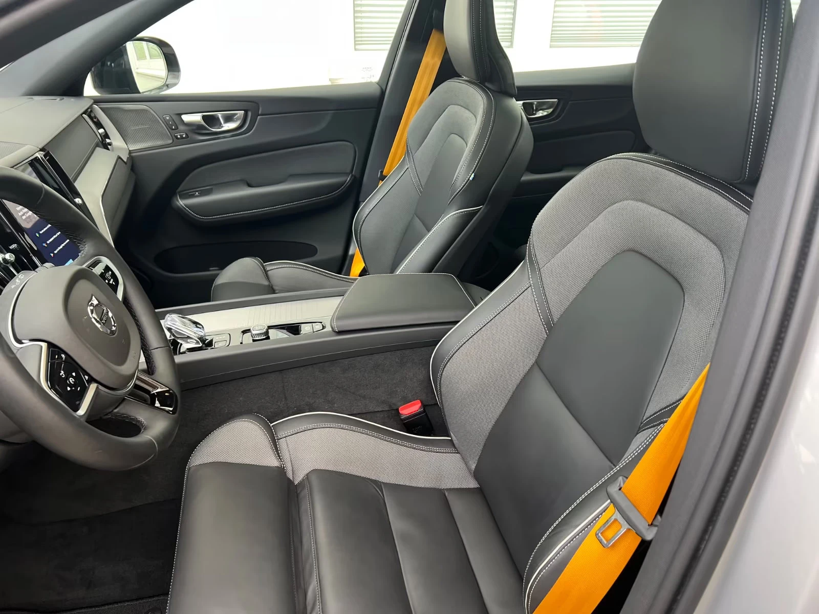 Volvo XC60 POLESTAR-ENGINEERED/455HP/AMBI/360/PANO/MEMO/618f - изображение 10