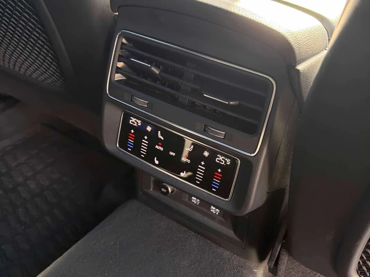 Audi Q8 Progressiv | CARFAX | ���������� ��� ������������ | Mobile.bg � ����������� 12