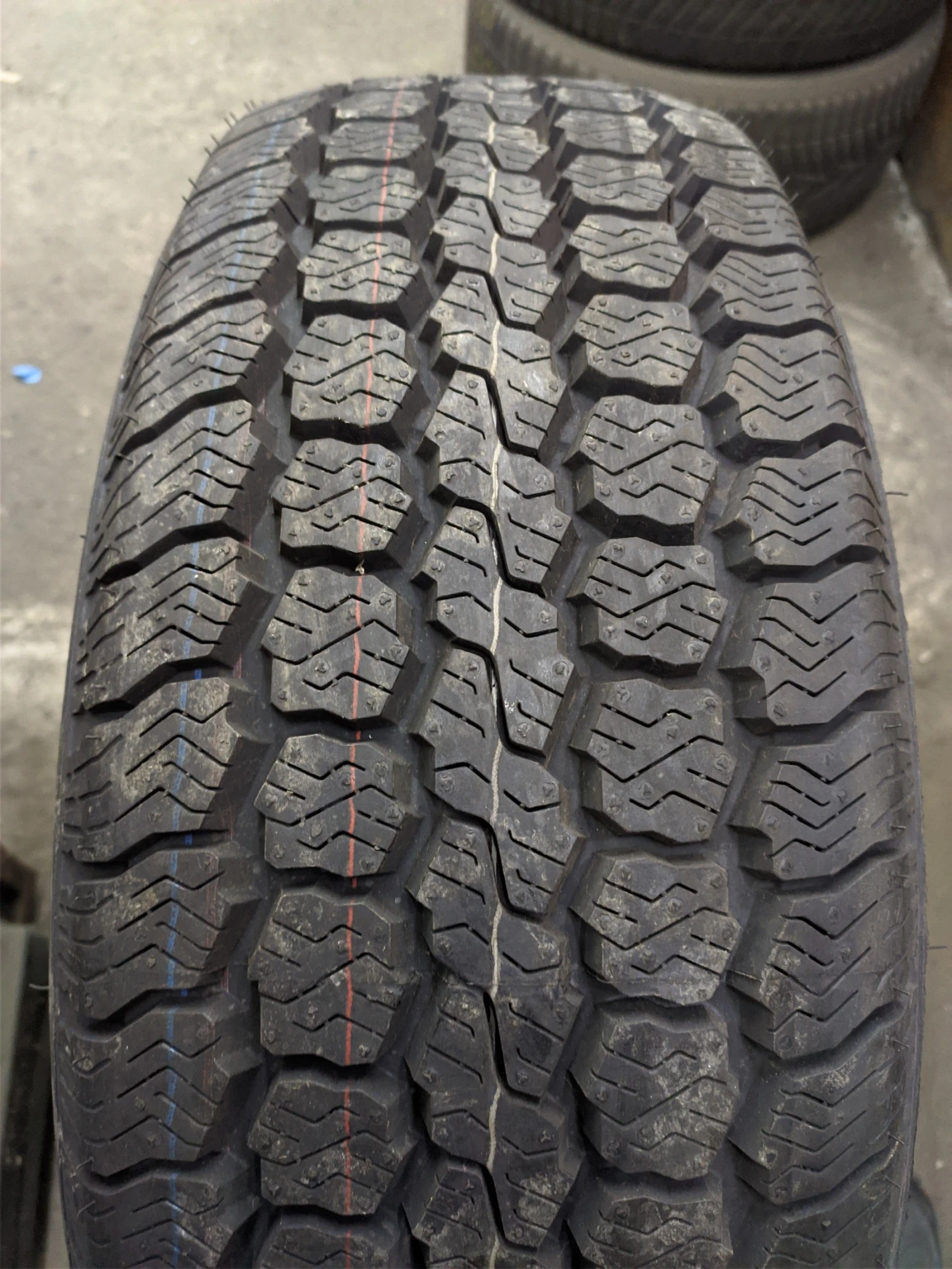 Гуми Всесезонни 235/65R16, снимка 2 - Гуми и джанти - 54807067