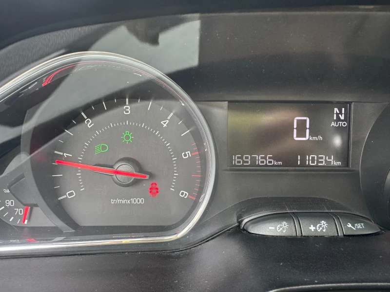 Peugeot 208, снимка 10 - Автомобили и джипове - 53031745