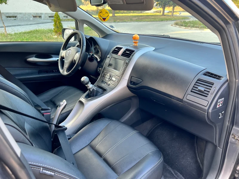 Toyota Auris, снимка 9 - Автомобили и джипове - 52949860