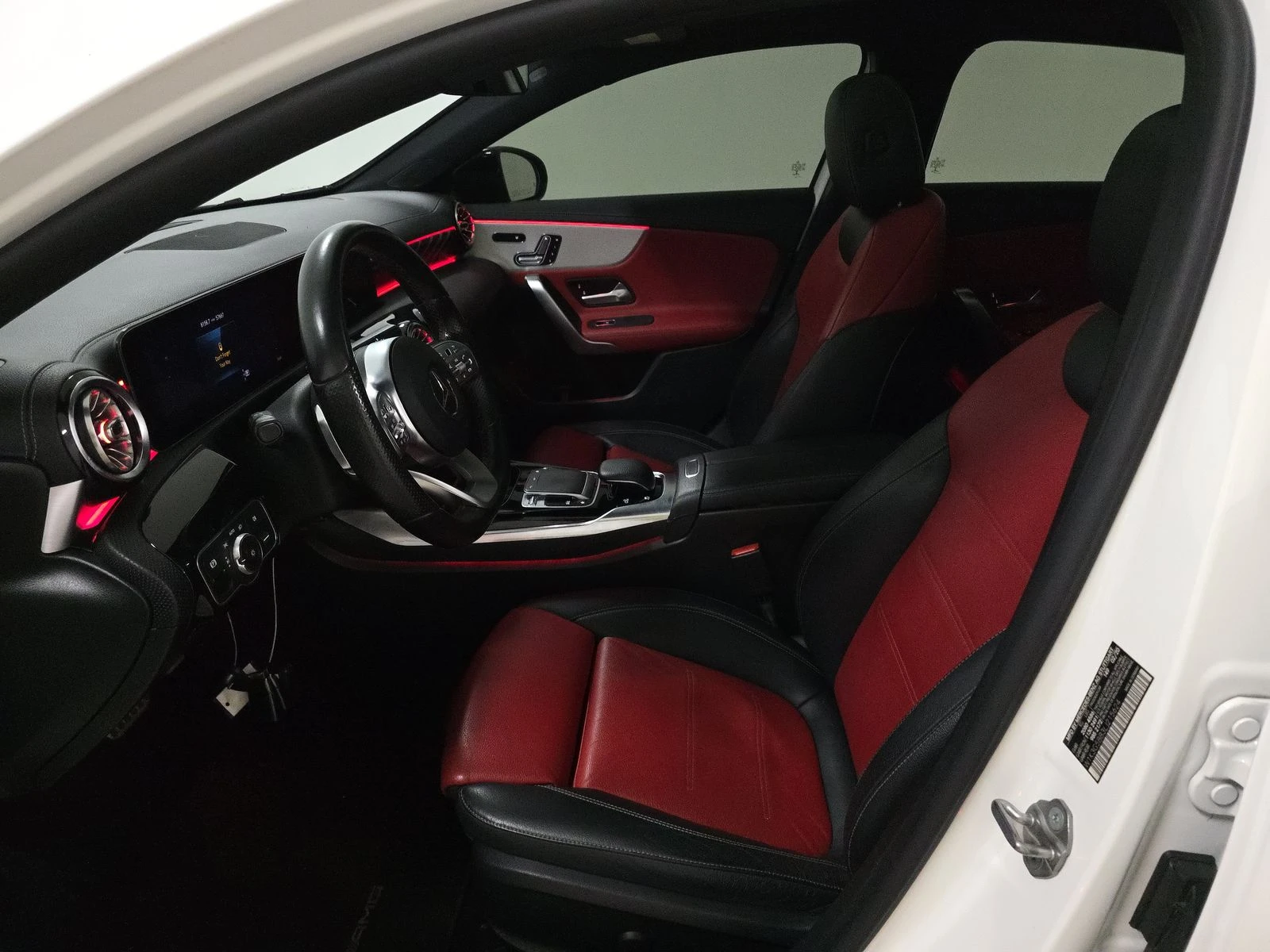 Mercedes-Benz A 35 AMG* ПОДГРЕВ* КАМЕРА* М.ТОЧКА* MBUX* KEYLESS GO - изображение 9