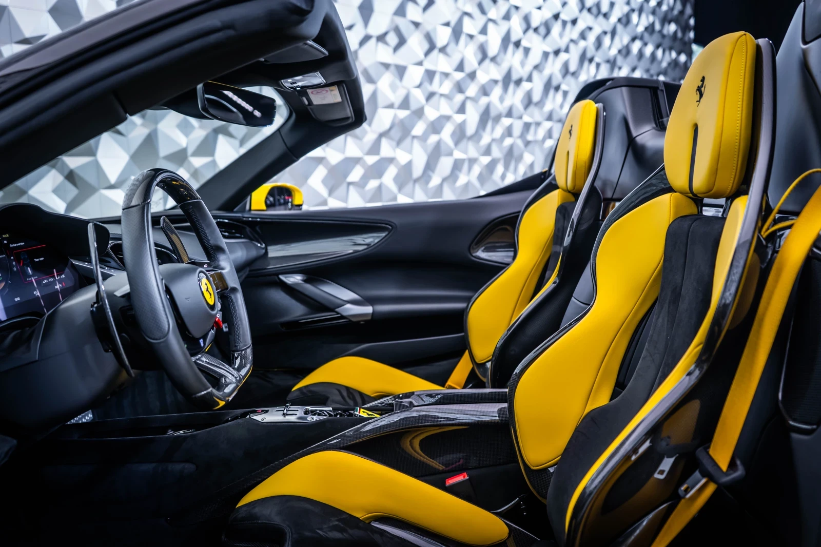 Ferrari SF 90 Spider Giallo Modena, снимка 10 - Автомобили и джипове - 54508600